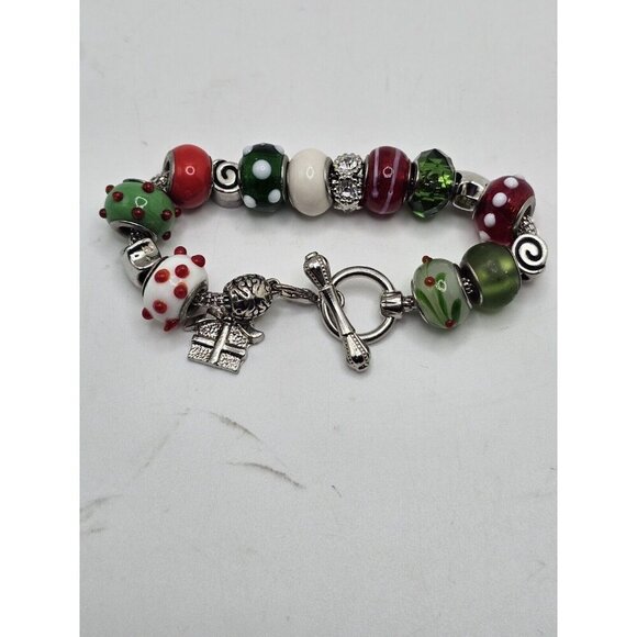 European style red, green and white bead bracelet Christmas holiday theme - Picture 5 of 7
